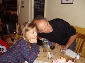 Tomás con su nieta